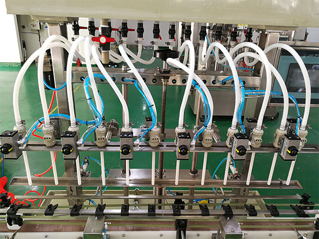 小型液體灌裝機設備細節展示
