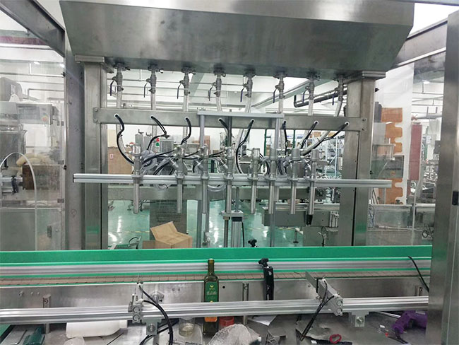 全自動液體灌裝機設備展示